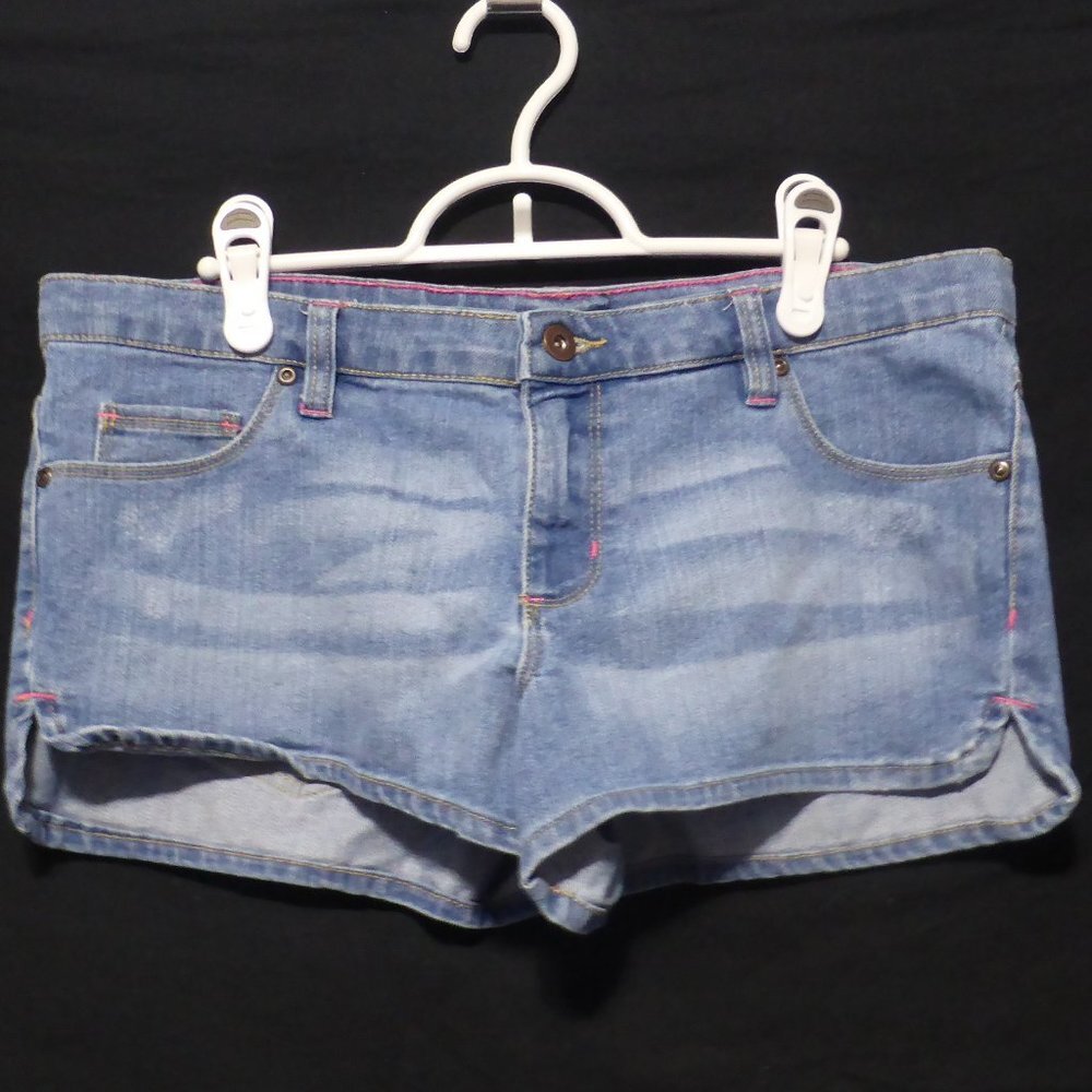 G:21 size 11 denim shorts, button & zip fly, front & back pockets, distressed